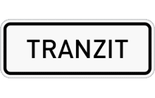 Dodatková tabulka „Tranzit“. Tabulka omezuje platnost značky na nákladní vozidla, pro něž užití takto označeného úseku není nezbytné pro dosažení místa nakládky, vykládky, údržby nebo opravy vozidla, sídla, provozovny nebo obvyklého bydliště dopravce nebo řidiče. TestImage